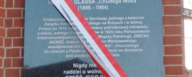 Uroczystość odsłonięcia tablicy pamiątkowej ku czci Henryka Glassa „Chudego Wilka” w Dąbrowie Górniczej
