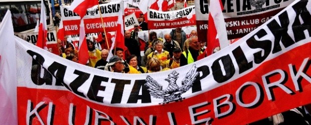 Idziemy w proteście. Tysiące członków Klubów Gazety Polskiej (wideo, fotogaleria)