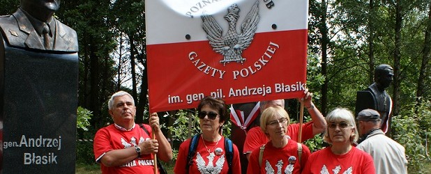 Odsłonięcie pomnika gen. Andrzeja Błasika w Alei Dębów w Ossowie (wideo)