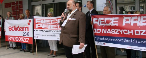 Ręce precz od naszych dzieci – protest pod kuratorium w Bydgoszczy (wideo)