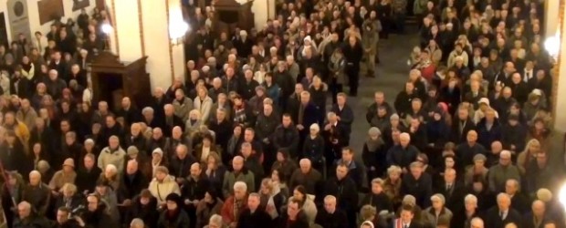 Warszawa  – 57. miesięcy po Smoleńsku: Wigilia boleśnie przypomniała rodzinom ofiar, że stracili bliskich (wideo)