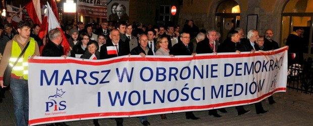 Miesięcznica tragedii smoleńskiej oraz marsz „W obronie demokracji i wolności mediów” w Krakowie