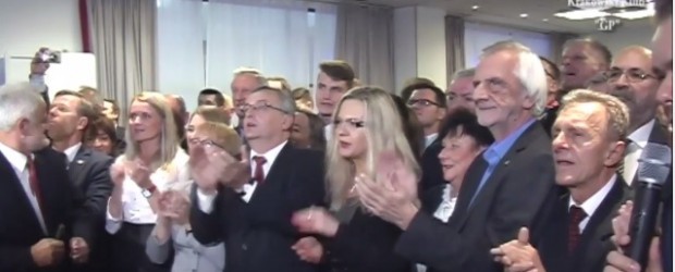 „STO LAT,STO LAT…” w Sztabie Wyborczym PiS w Krakowie” (wideo)