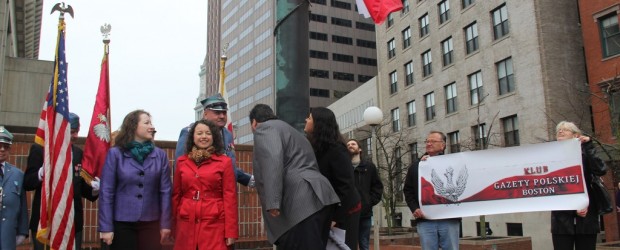 Wciągnięcie polskiej flagi na ratusz w Bostonie, USA