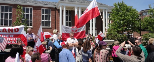 Polonia nie daruje słów Clintona – protest na wiecu, nie zabrakło Klubów Gazety Polskiej