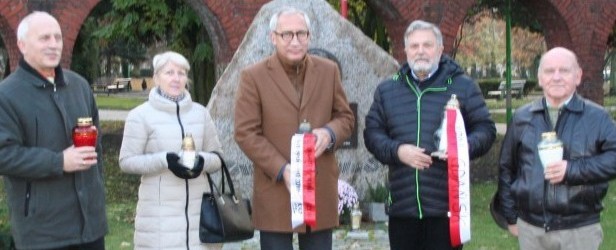 Tczew: złożenie kwiatów i zapalenie zniczy przy pomniku J. Piłsudskiego