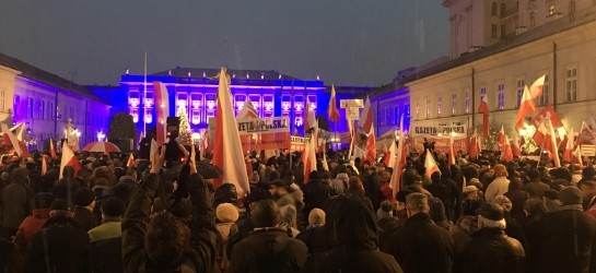 Demonstracja w obronie demokracji. TRANSMITUJEMY (wideo)