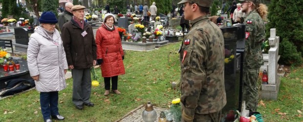 Gliwice: zapalenie zniczy i złożenie kwiatów na grobach żołnierzy Armii Krajowej