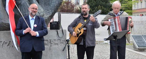 Bydgoszcz: Rozśpiewany rynek w Bydgoszczy w Dzień Flagi