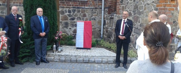 Sulęcin: Odsłonięcie tablicy upamiętniającej ofiary ludobójstwa na Kresach.