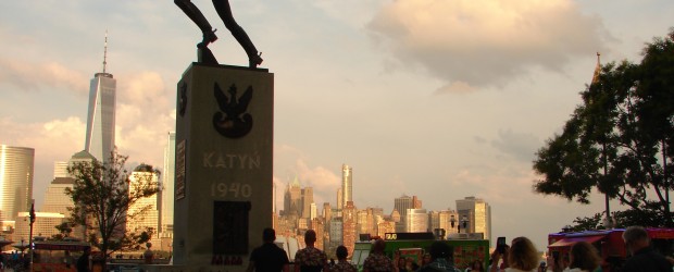 Polscy weterani złożyli kwiaty pod Pomnikiem Katyńskim w Jersey City. Podniosłe zakończenie 44-dniowego rajdu