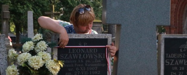 Piotrków Tryb:  Groby powstańców warszawskich, jak nowe!