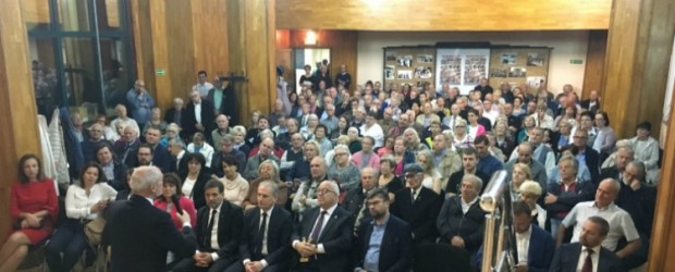 Gdynia: Spotkanie z ministrem Macierewiczem – sala wypełniona po brzegi