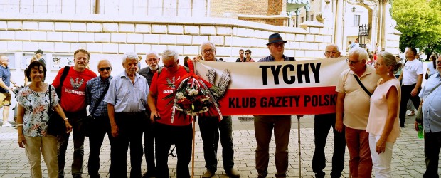 Tychy: Złożenie kwiatów na grobie Prezydenta Lecha Kaczyńskiego