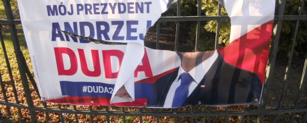 DUDA 2020 | Elbląg II: Zniszczone bannery Prezydenta Andrzeja Dudy