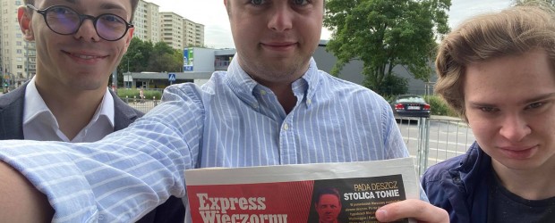 Klub Młodych Gazety Polskiej rozdaje dodatek Gazety Polskiej Codziennie – Express Wieczorny