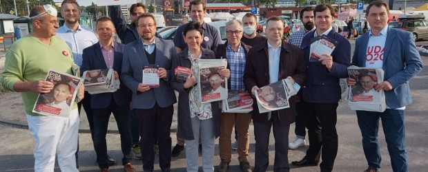 Rozdawanie Expressu Wieczornego w Łodzi