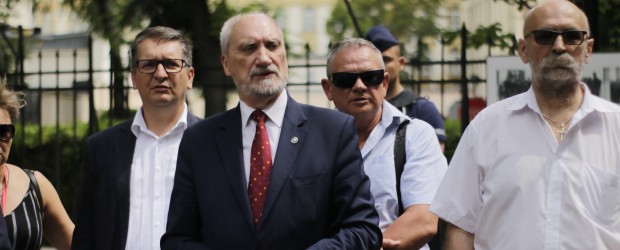 Antoni Macierewicz na manifestacji #PoStroniePolski: TK broni niepodległości, sprawiedliwości i suwerenności