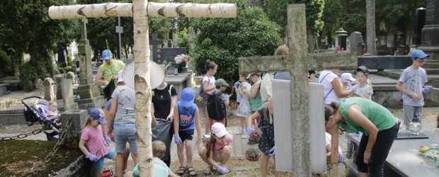 PIOTRKÓW TRYB. | Porządkowanie grobów uczestników Powstania Warszawskiego na piotrkowskich cmentarzach