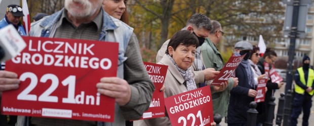 Akcja Klubów „GP” pod Senatem. Borowski: Przypominamy, że licznik Grodzkiego wciąż tyka