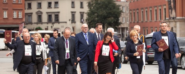 OGŁOSZENIE! | Odkupimy od polityków PO koszulki z napisem „Konstytucja”. Cena – złotówka