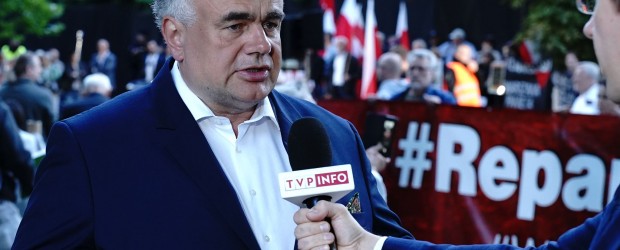 Sakiewicz na manifestacji pod ambasadą Niemiec: Te pieniądze jeszcze za naszego życia Niemcy zaczną płacić