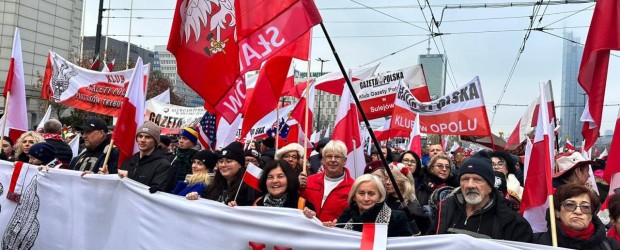 [niezalezna.pl] | Tłumy patriotów na Marszu Niepodległości. Wśród nich maszerowały Kluby Gazety Polskiej  [FOTOGALERIA]