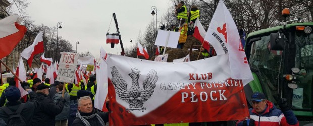 [niezalezna.pl] Klubowicze „Gazety Polskiej” na proteście pod KPRM!