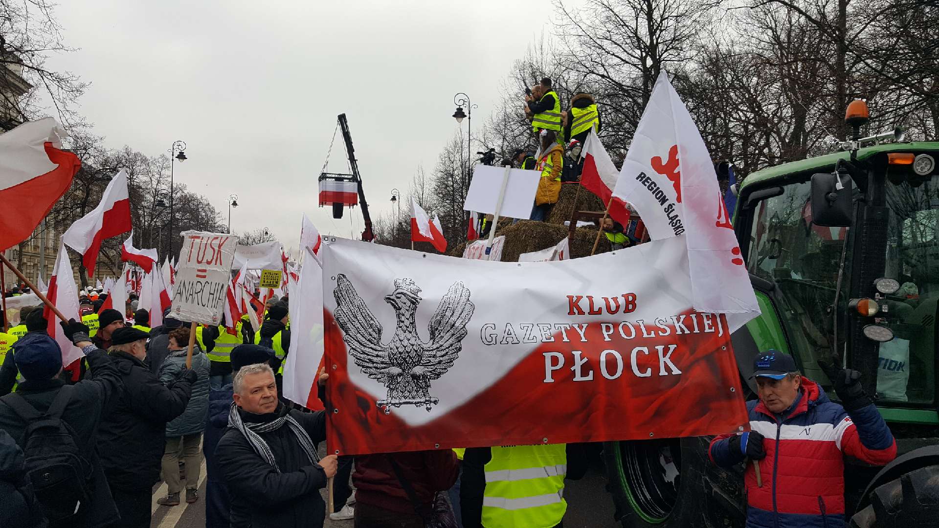 [niezalezna.pl] Klubowicze „Gazety Polskiej” na proteście pod KPRM!