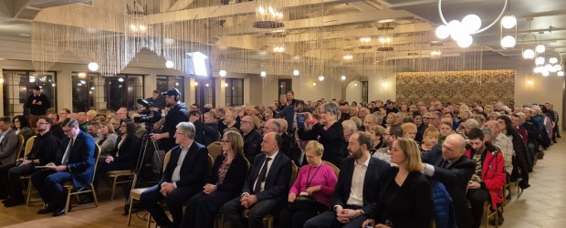 [niezalezna.pl] „Republika, Republika!” Tłumy na spotkaniu z szefem stacji we Wrześni