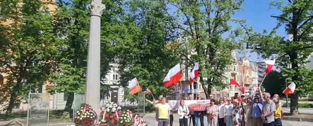 OLSZTYN | Święta Konstytucji na Placu Konsulatu Polskiego pod Kolumną Orła Białego
