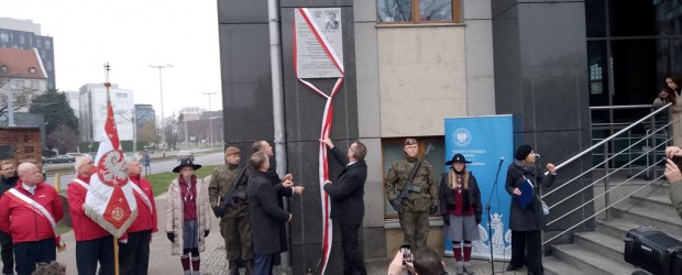 BANINO | Odsłonięcie w Gdańsku tablicy poświęconej Annie Walentynowicz