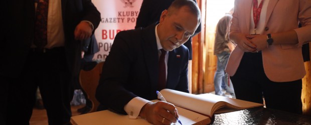 [niezalezna.pl] XX Zjazd Klubów GP | Karol Nawrocki zamieścił wpis w pamiątkowej księdze. „Idziemy zmieniać Polskę”