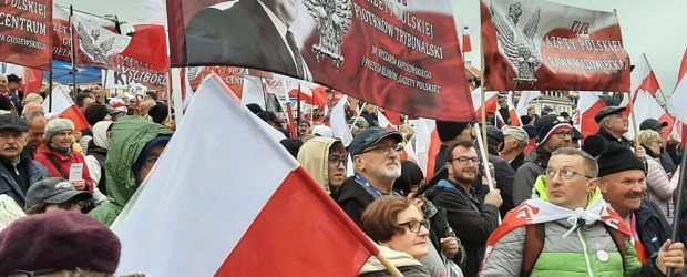 WARSZAWA | #wObroniePolski –  Morze biało-czerwonych flag na Placu Zamkowym. Nie mogło zabraknąć Klubów „Gazety Polskiej” [FOTORELACJA]