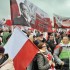WARSZAWA | #wObroniePolski –  Morze biało-czerwonych flag na Placu Zamkowym. Nie mogło zabraknąć Klubów „Gazety Polskiej” [FOTORELACJA]