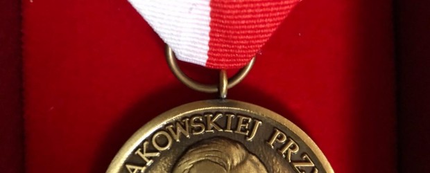 BIELSKO-BIAŁA | Złoty  Medal „Wierni Akowskiej Przysiędze” dla Pani Barbary Niedzielskiej Przewodniczącej KGP Bielsko-Biała
