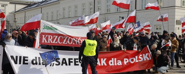 [NIEZALEŻNA.PL] Manifestacja „Nie dla SAFE” przed Pałacem Prezydenckim. „Germanizacja zysków, polonizacja strat”