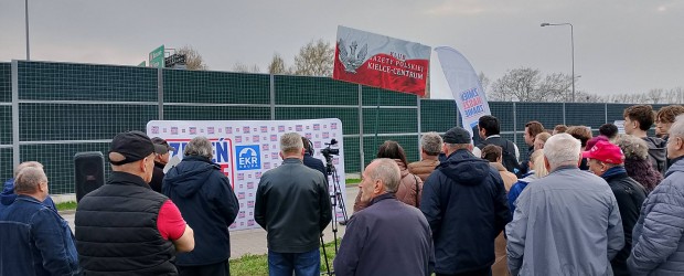 KIELCE-CENTRUM | Spotkanie z Europosłem Patrykiem Jakim przed kampusem UJK