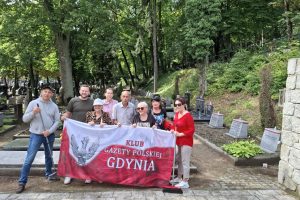 GDYNIA | Porządkowanie grobów Obrońców Wybrzeża
