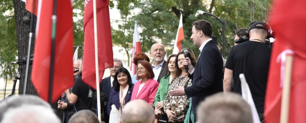 NIEZALEŻNA.PL | Powstało miasteczko namiotowe w obronie Trybunału Konstytucyjnego. „Słyszeliśmy, co mówił Kierwiński”