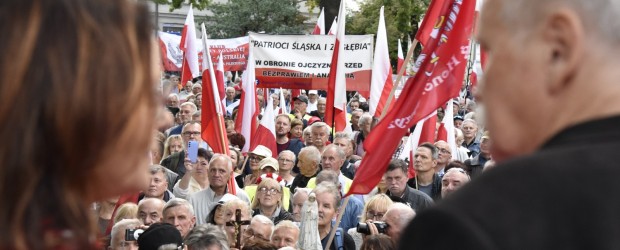 TV REPUBLIKA | MOBILIZACJA POD TRYBUNAŁEM KONSTYTUCYJNYM! Obywatele bronią gmachu przed siłowym przejęciem! [WIDEO]