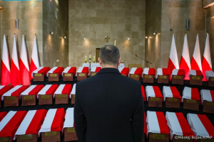 DŁUGOŁĘKA | Uroczystość pochówku 49 ofiar reżimu komunistycznego – żołnierzy polskiego podziemia niepodległościowego