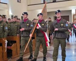 TOMASZÓW MAZ. II | Odsłonięcie tablicy upamiętniającej Henryka Dobrzańskiego ,,Hubala”